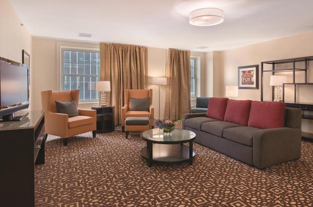 DoubleTree Suites by Hilton Detroit