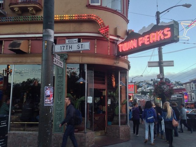 Twin Peaks Tavern