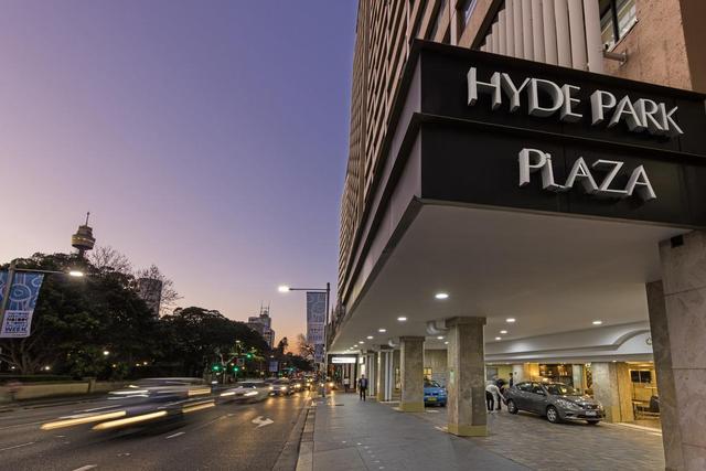 Oaks Hyde Park Plaza Apartments