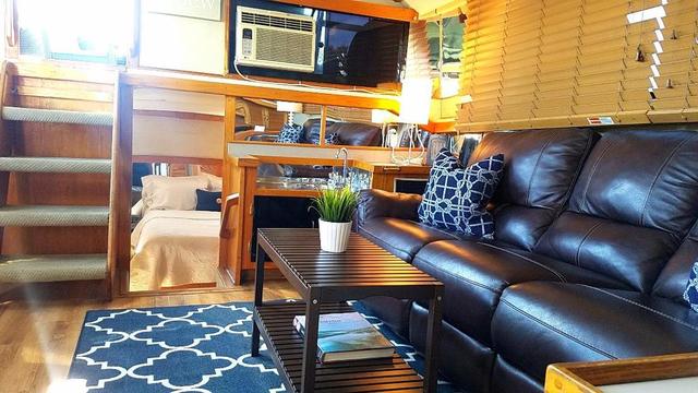 Dockside Boat & Bed